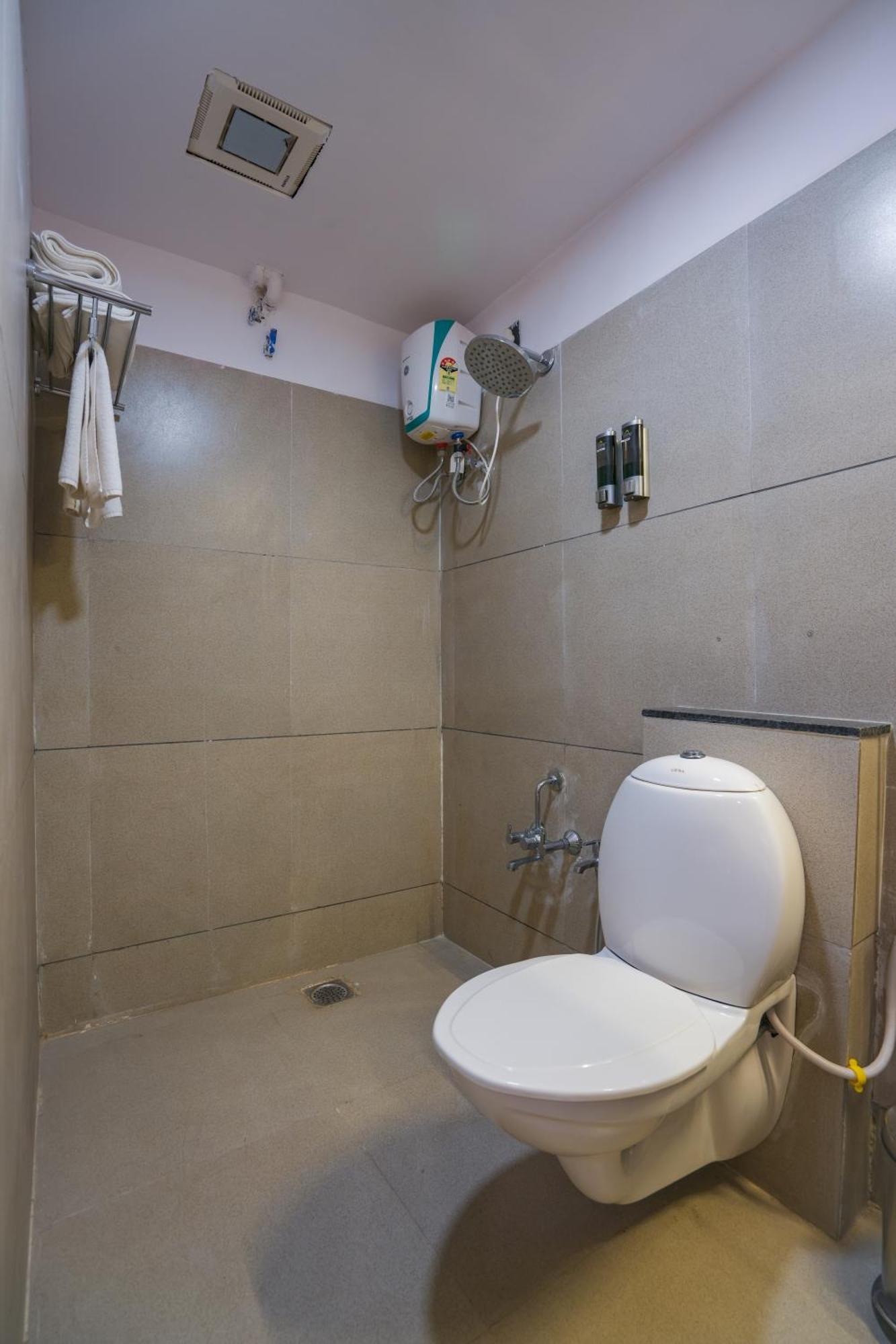 גנדהינאגר Hotel Downtown מראה חיצוני תמונה