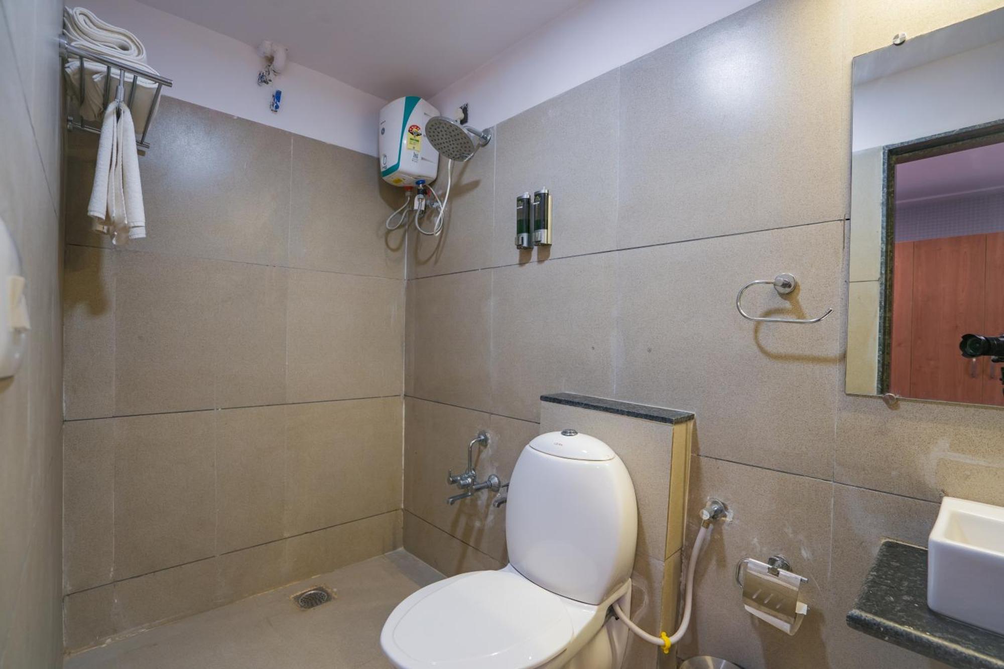 גנדהינאגר Hotel Downtown מראה חיצוני תמונה