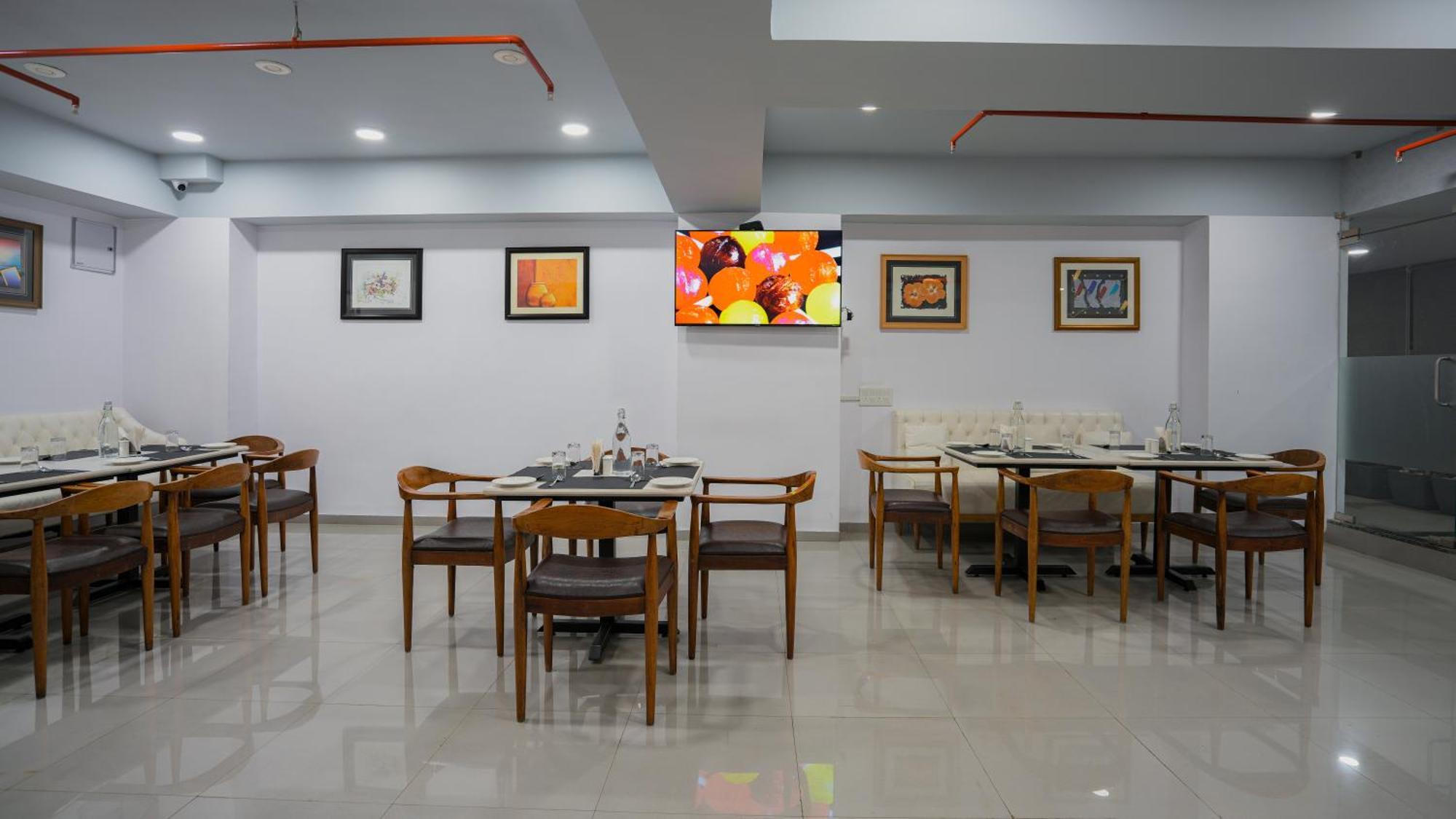 גנדהינאגר Hotel Downtown מראה חיצוני תמונה