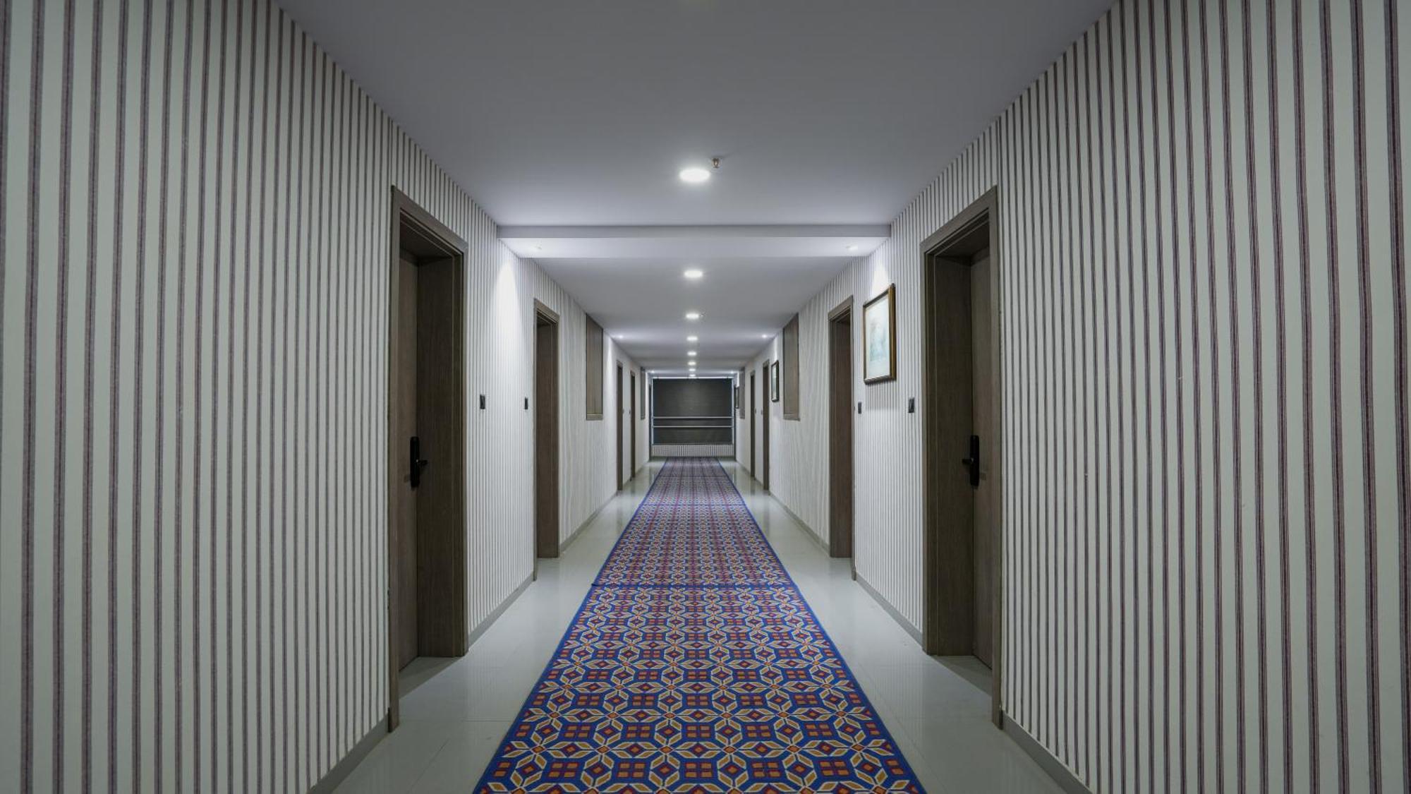 גנדהינאגר Hotel Downtown מראה חיצוני תמונה
