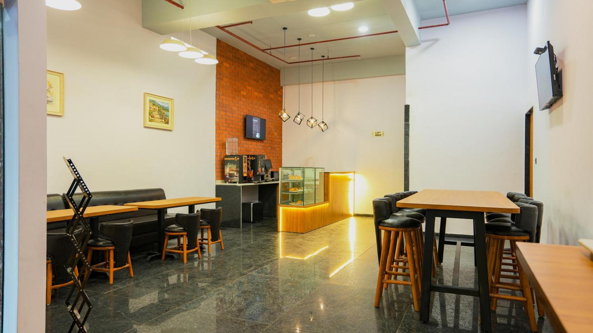 גנדהינאגר Hotel Downtown מראה חיצוני תמונה