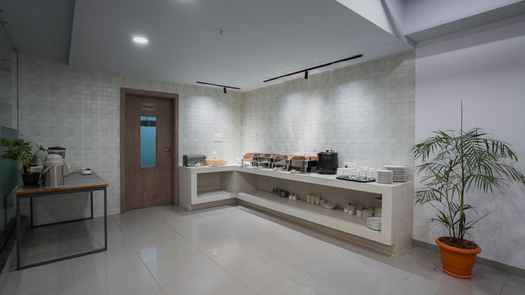 גנדהינאגר Hotel Downtown מראה חיצוני תמונה