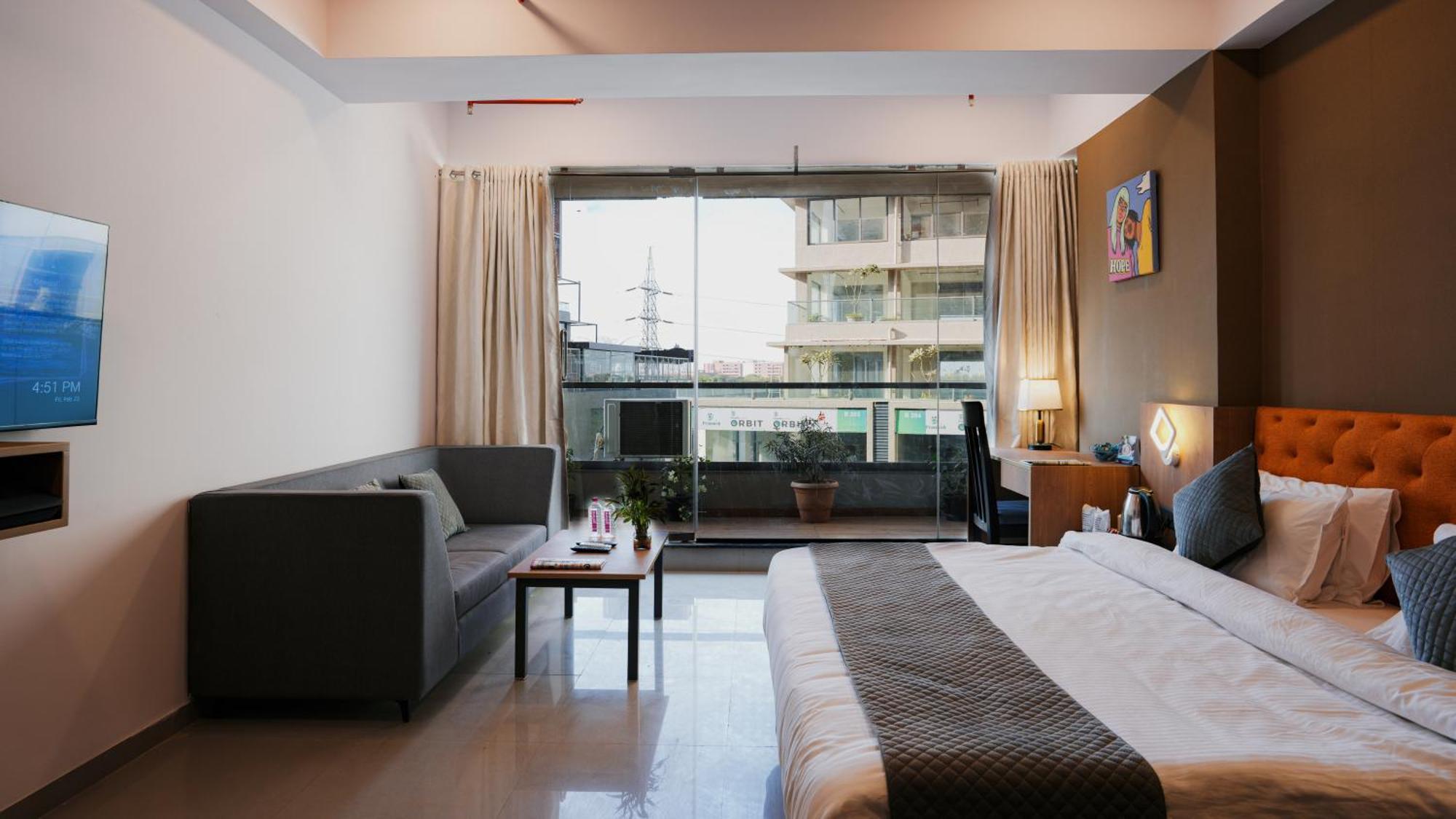 גנדהינאגר Hotel Downtown מראה חיצוני תמונה