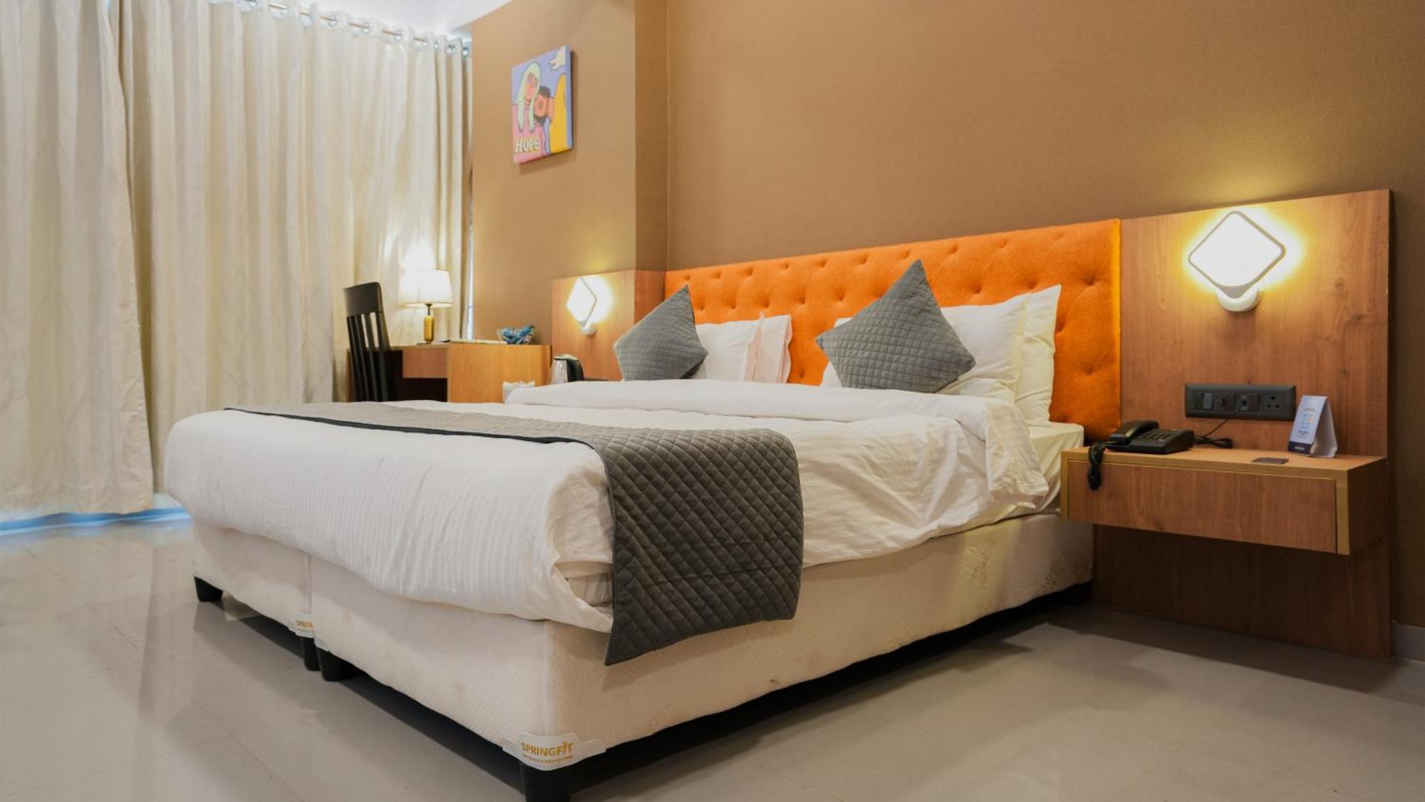 גנדהינאגר Hotel Downtown מראה חיצוני תמונה