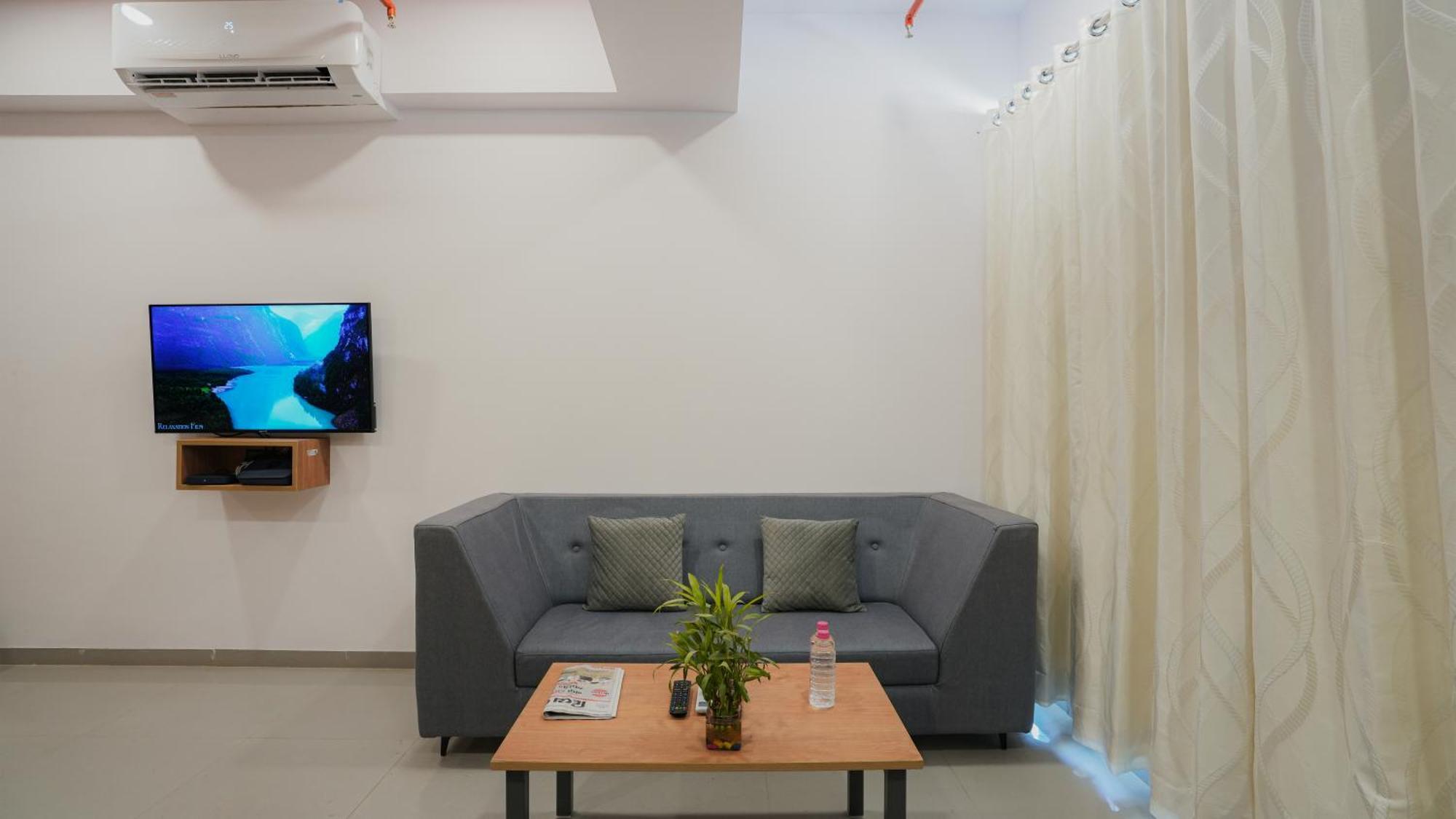 גנדהינאגר Hotel Downtown מראה חיצוני תמונה